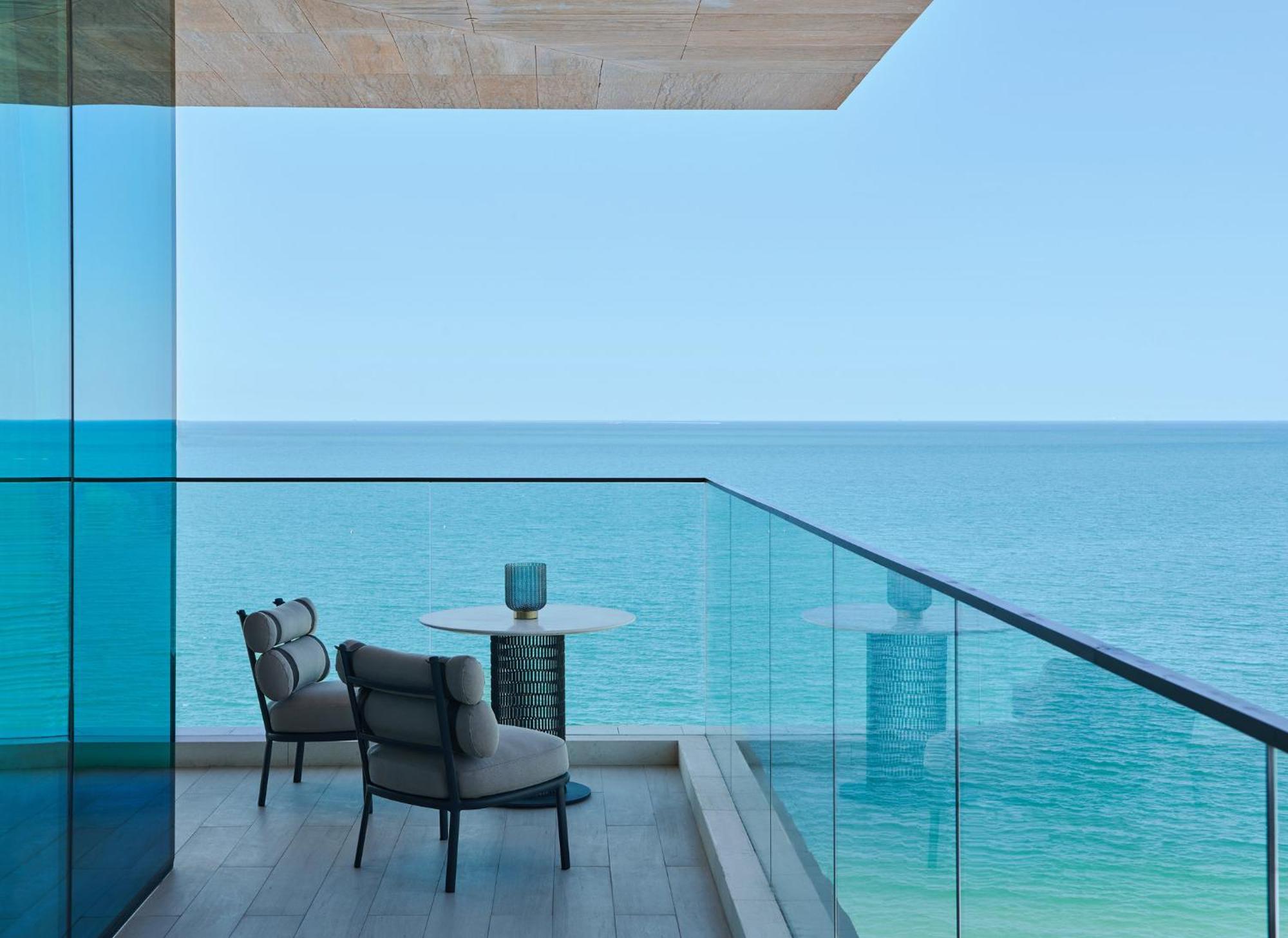 만다린 오리엔탈 주메이라 두바이 외부 사진 A balcony at the hotel