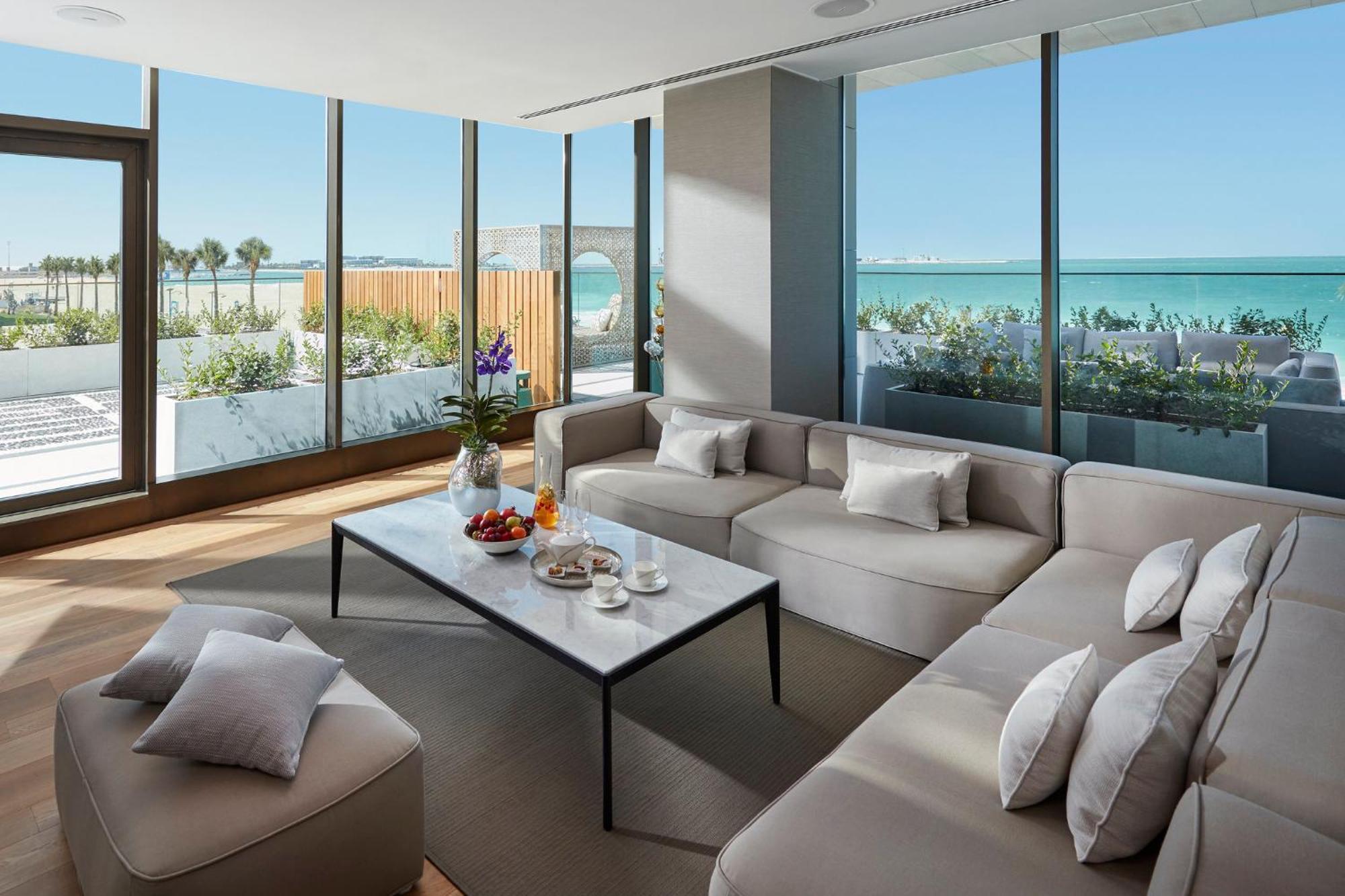 만다린 오리엔탈 주메이라 두바이 외부 사진 The living room of a penthouse suite at the Waldorf Astoria Ras Al Khaimah