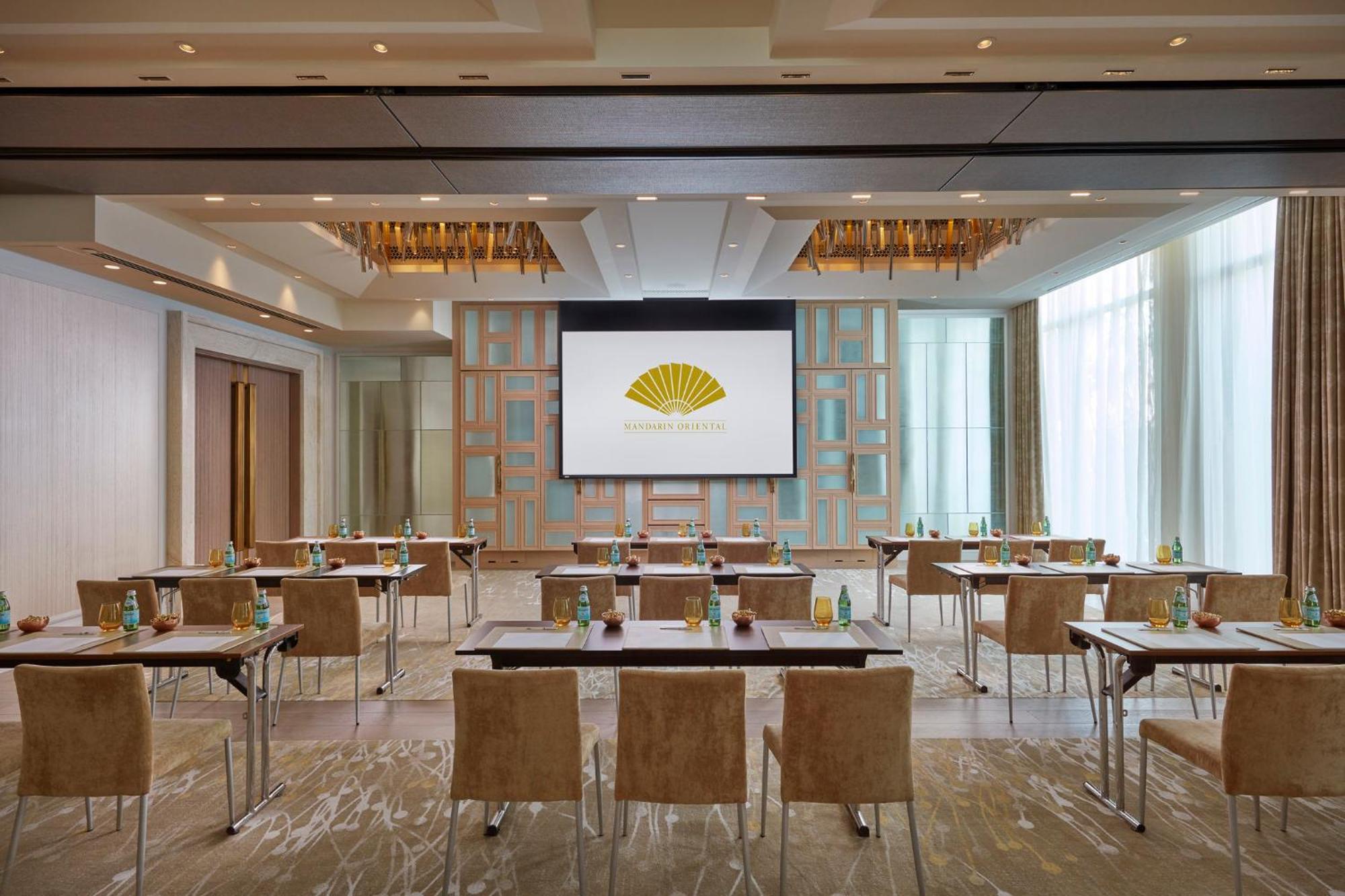 만다린 오리엔탈 주메이라 두바이 외부 사진 The meeting room at The Landmark