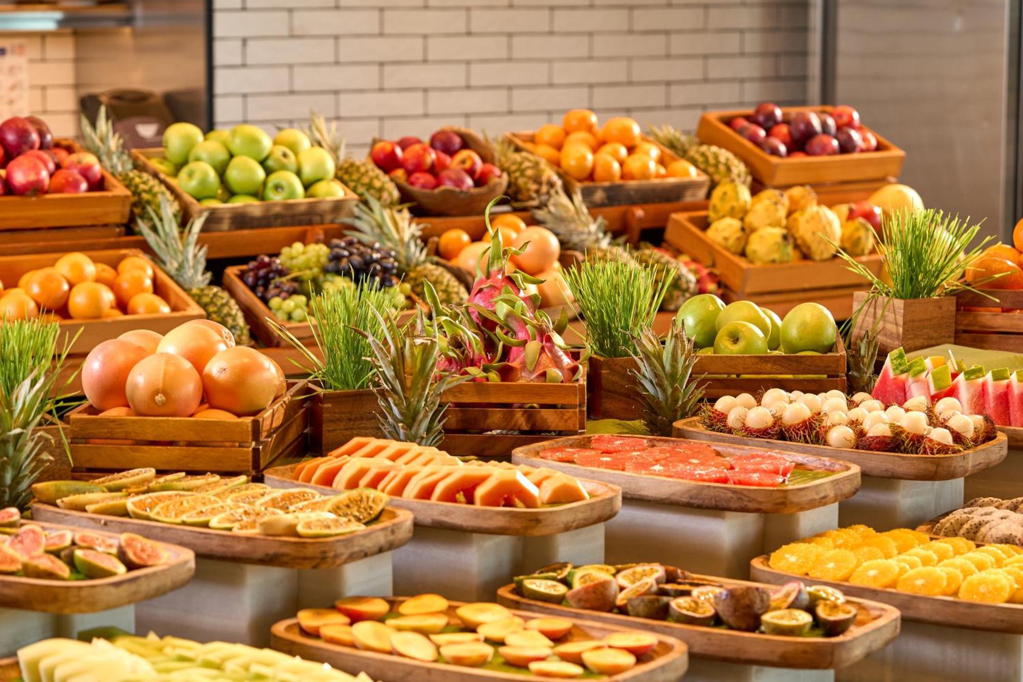 만다린 오리엔탈 주메이라 두바이 외부 사진 Fruit display at a buffet